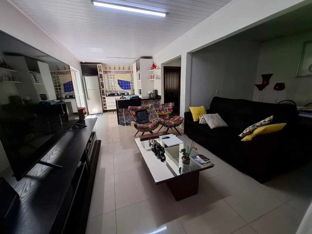 Imagine uma casa aconchegante e bem distribuída no coração de Riacho Fundo, na Q...