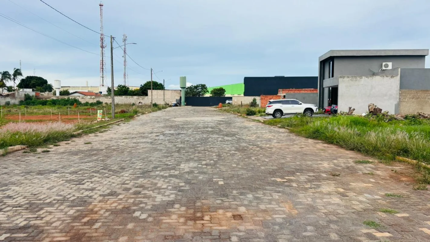 Lote em condomínio fechado! São 400m², sendo 10m² largura e 40m² de profundidade...