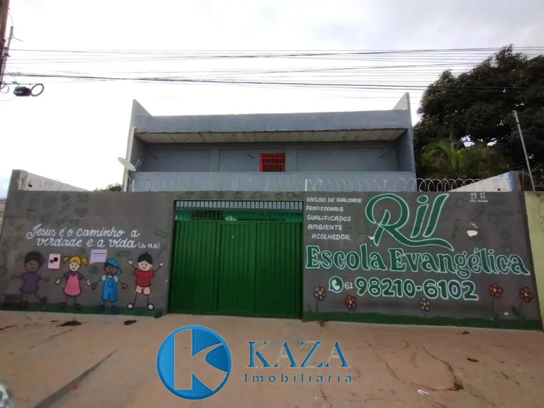 Prédio comercial com salas onde funciona uma escola infantil, com 2 andares, em ...