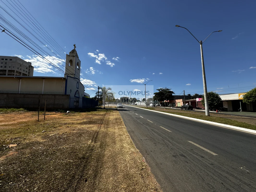 Lote de 360 m² em zona mista, com um diferencial raro: duas frentes — uma para a...