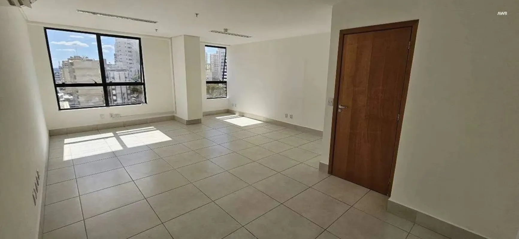 Sala ampla e bem localizada, ideal para escritórios, consultórios ou empresas qu...