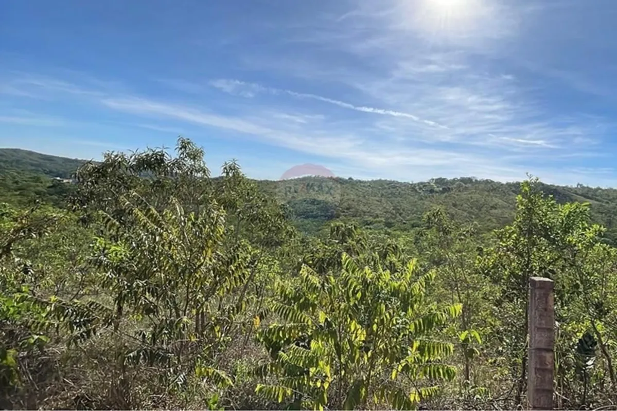 Apresento uma chácara que reúne paz, privacidade e uma vista de vale que impress...