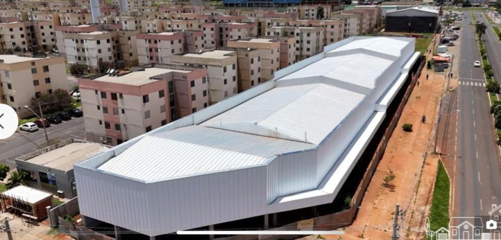 Aluga-se Prédio comercial com 2.600m² de área terrea, podendo extender a area pa...