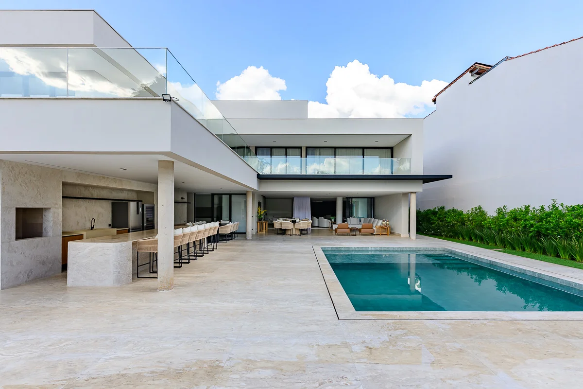 Casa bonita é fácil. Casa bem pensada é raro.Casa moderna, espaçosa e muito bem ...