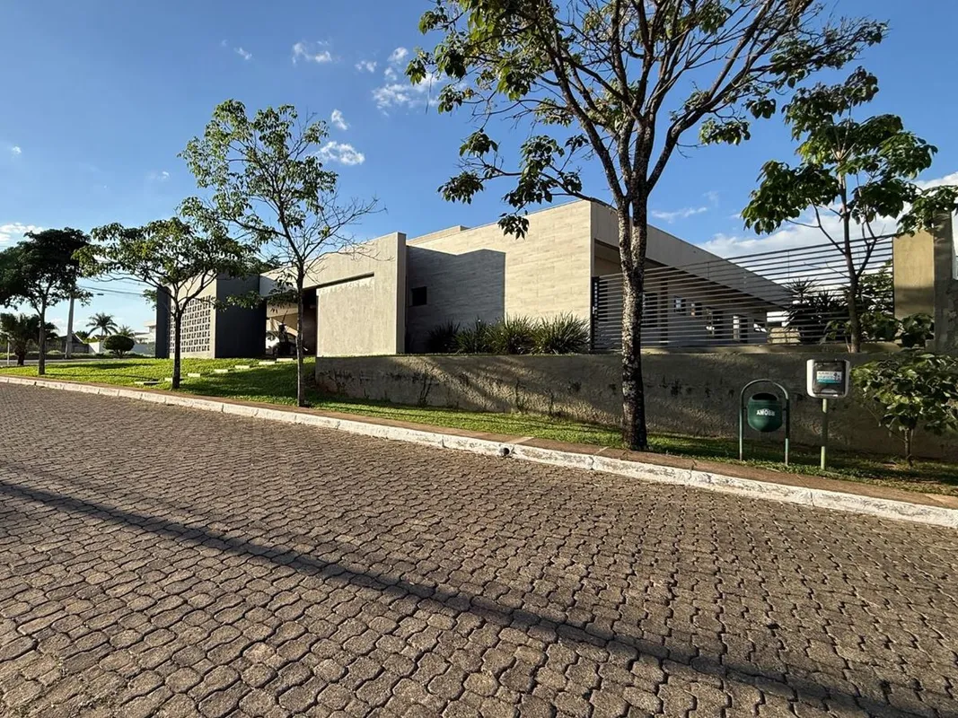 CASA TÉRREA COM HABITE-SE EM FRENTE À PORTARIA DO AMOBB Localização: Setor Habit...