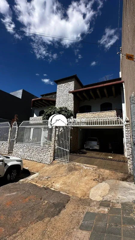 Sobrado à Venda – QE 08 • Guará I – DF4 Quartos + Terraço com 2 Quartos de Hóspe...