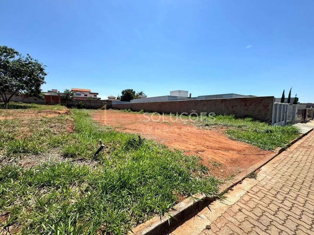 Oportunidade! Vendo terreno plano murado em L, localizado em uma das melhores qu...