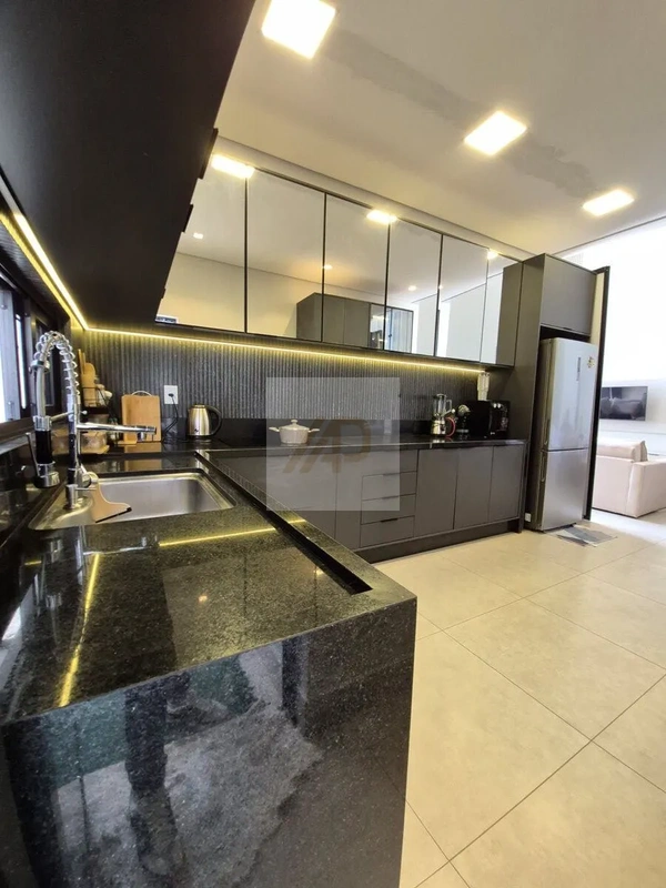 Descubra esta charmosa casa à venda na QNE 19, Taguatinga Norte, DF. Além de uma...