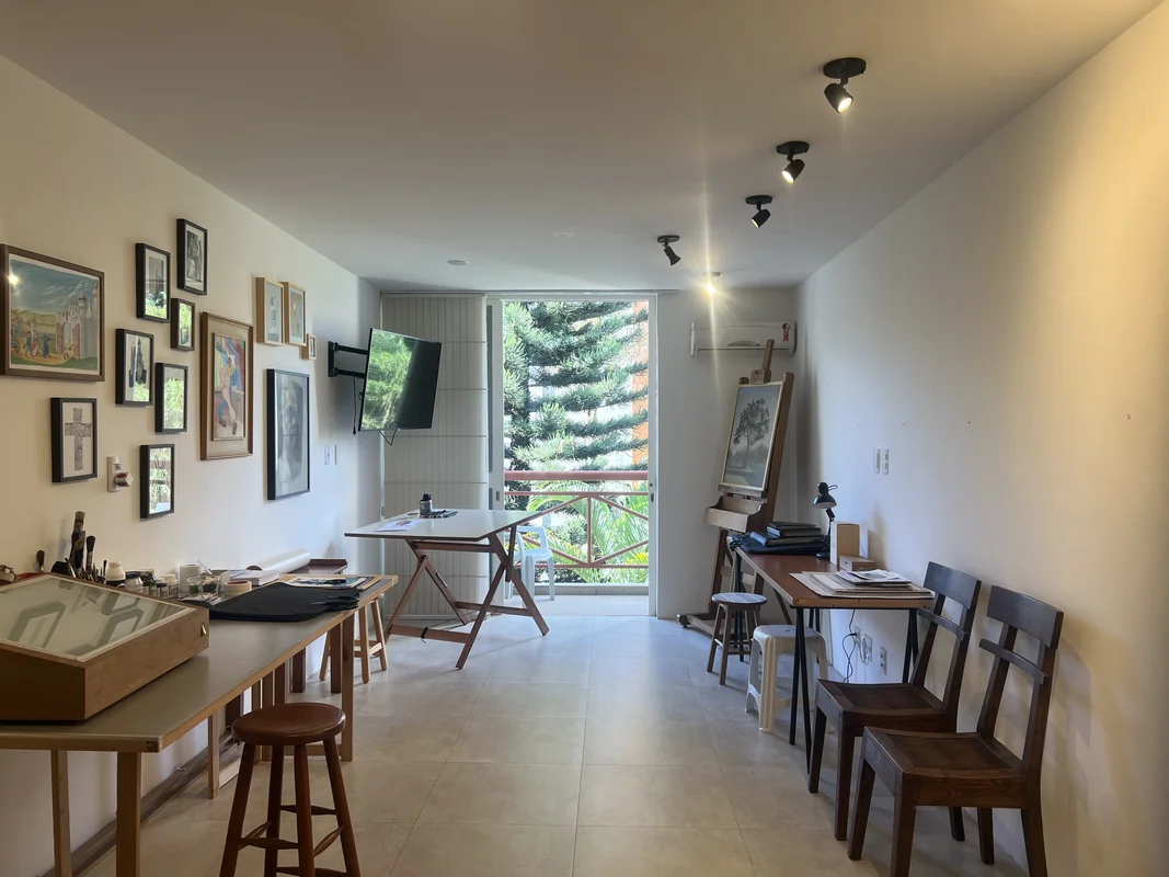 Sala reformada, com varanda e vista voltada para o verde!Se você esta procurando...