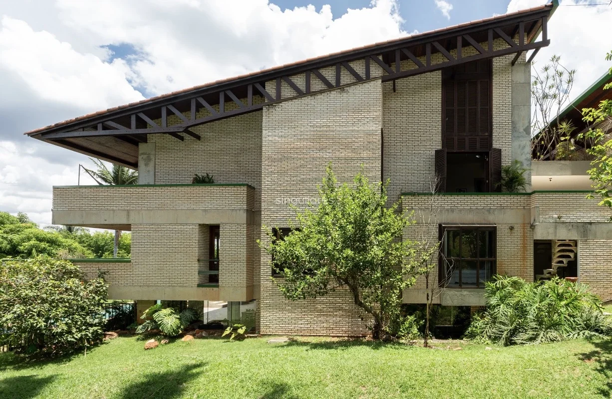 Há casas que acolhem. E há aquelas que parecem ter sido desenhadas para respirar...
