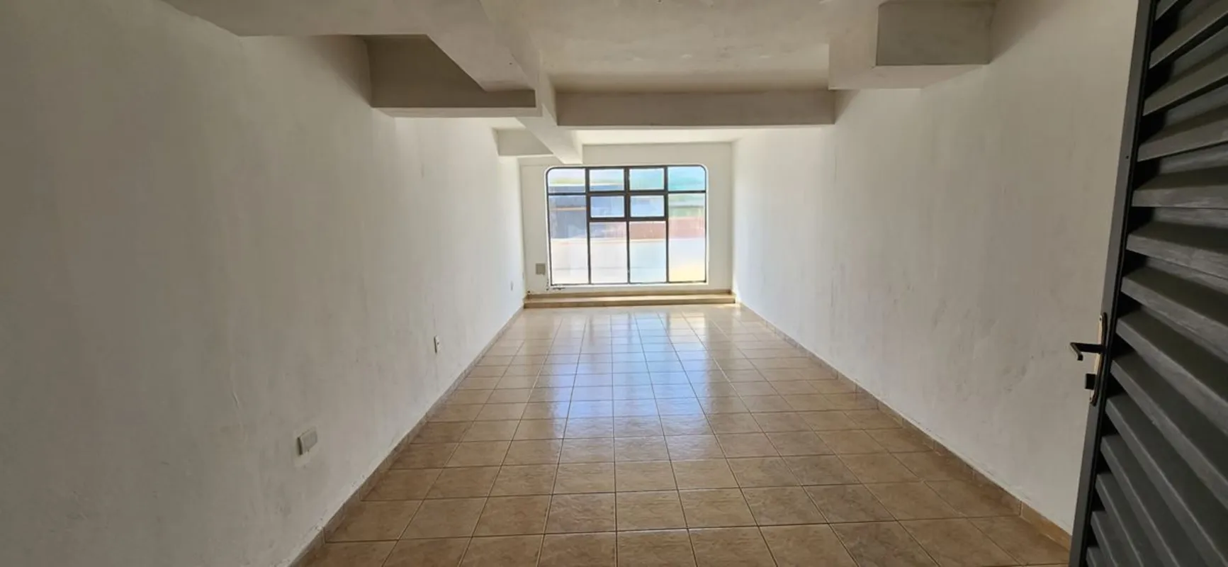 Mezanino contendo 5 salas comerciais, 2 banheiros, sendo um feminino e um mascul...