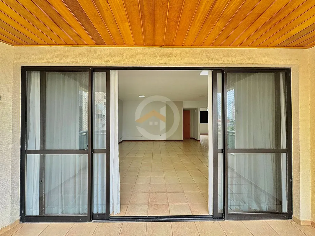 Apartamento à venda, com 165,02 m²,  4 quartos, sendo 3 suítes, nascente.Varanda...
