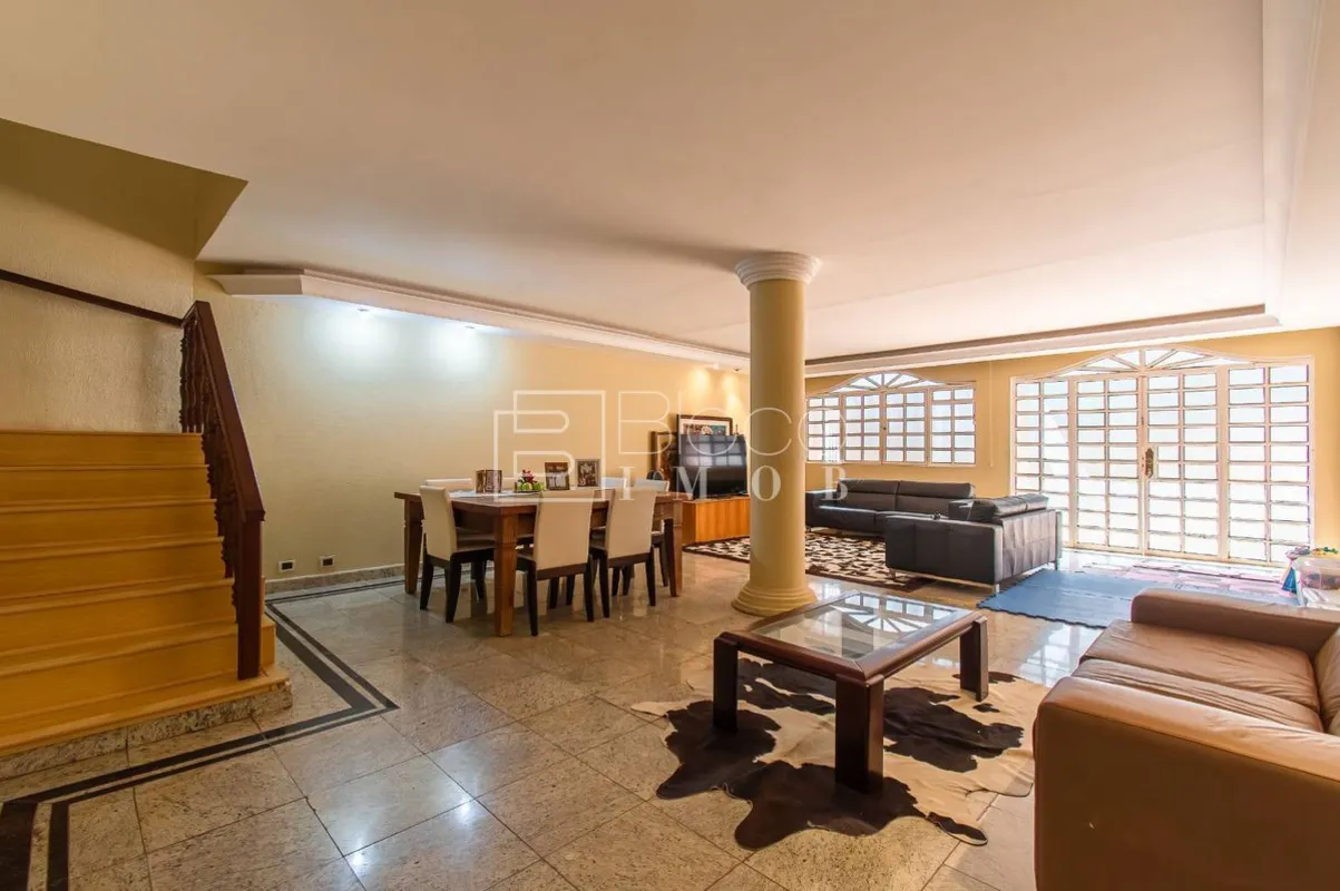 Casa na SHIGS 707 perto de tudo para a família!São 240m² total com possilidade p...