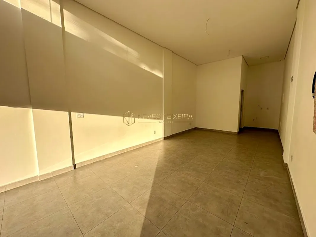 NEVES TEIXEIRA IMÓVEIS ALUGA: Excelente loja, com 35m² de área útil com pé direi...