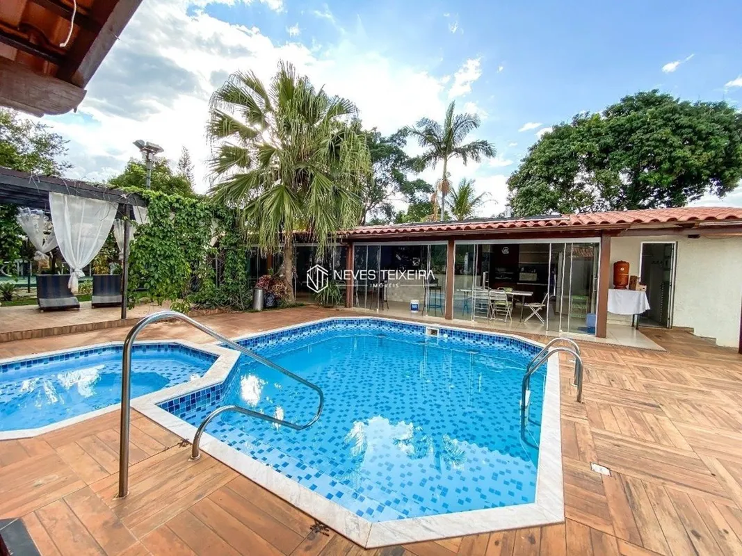 NEVES TEIXEIRA VENDE:Apresentamos uma casa espaçosa e bem estruturada, localizad...