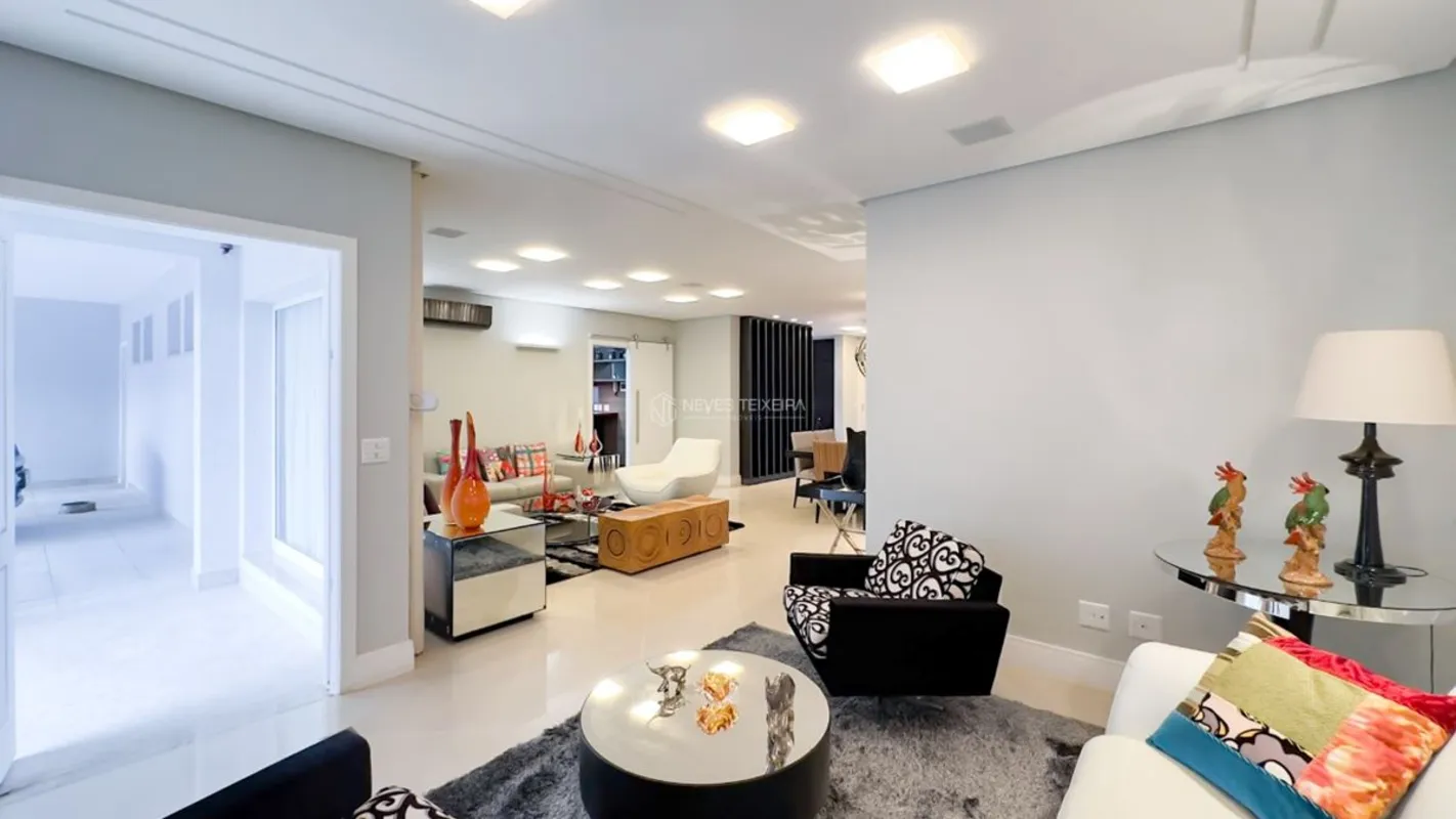NEVES TEIXEIRA IMÓVEIS VENDE:Encante-se com esta belíssima casa localizada em um...