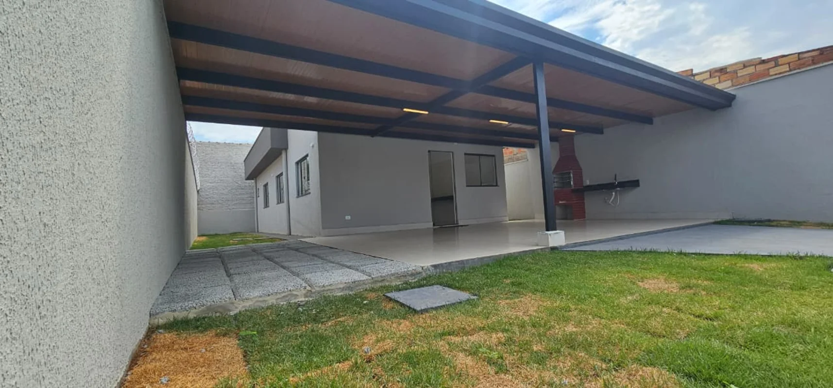 Casa á venda, situada no Bairro Retiro do Bosque em Goiânia.Casa com lote inteir...