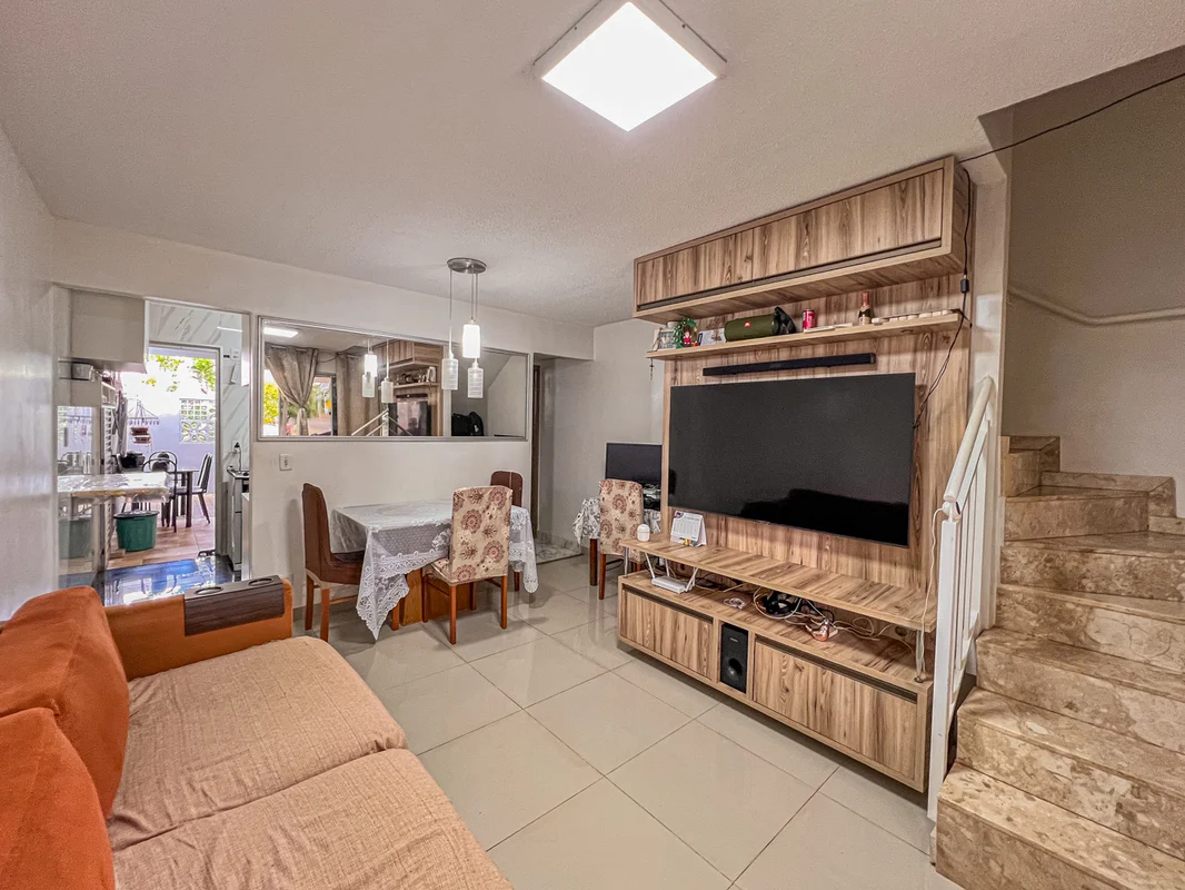 ESPECIFICAÇÕES DA CASA:- Sala ampla com painel para TV e espelho- Lavabo com esp...
