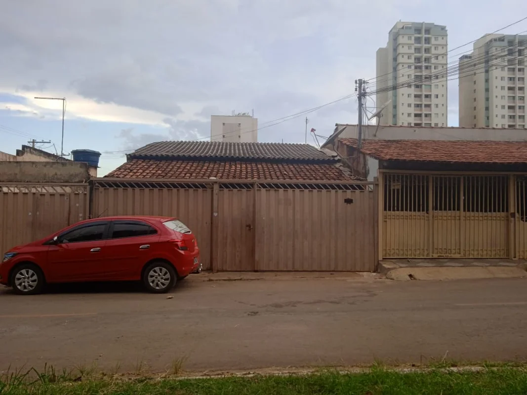 VENDE-SE UM LOTE DE ESQUINA COM 03 CASAS NA QR 614 SAMAMBAIA NORTELote de esquin...
