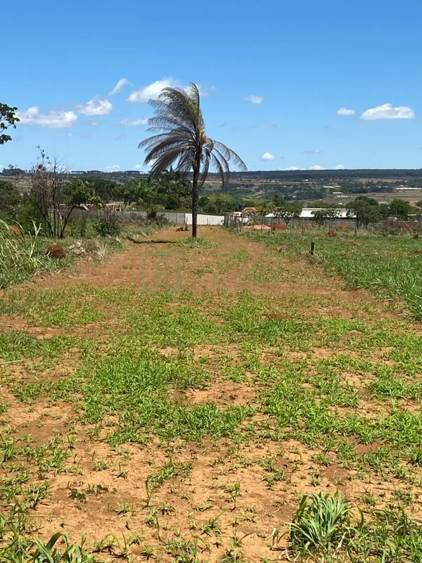 O terreno possui 1.0000 m².Apenas 300 metros sem asfalto para chegar ao lote, co...