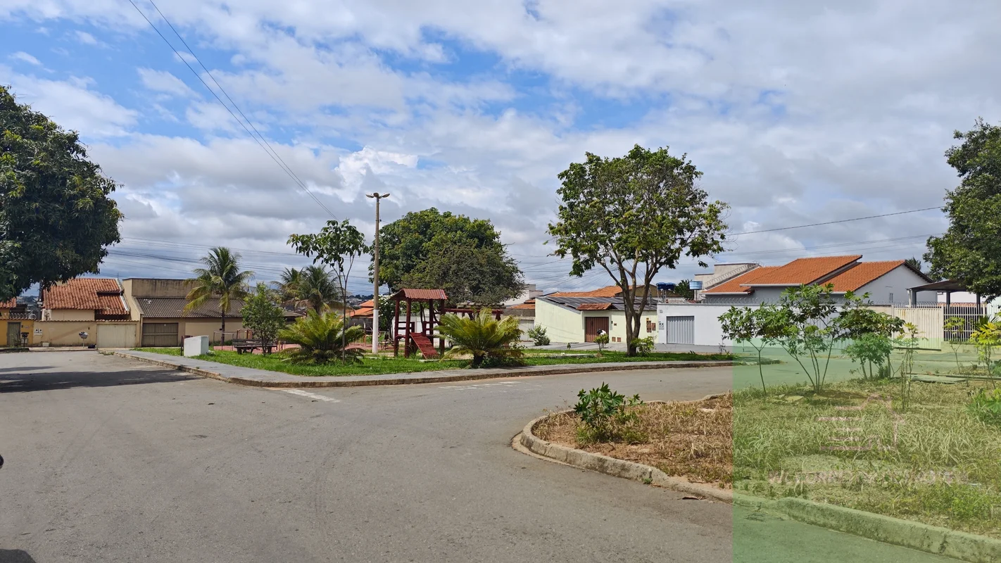 A Venda incrivel lote de esquina plano com 450 Mts², frente a aconchegante praça...