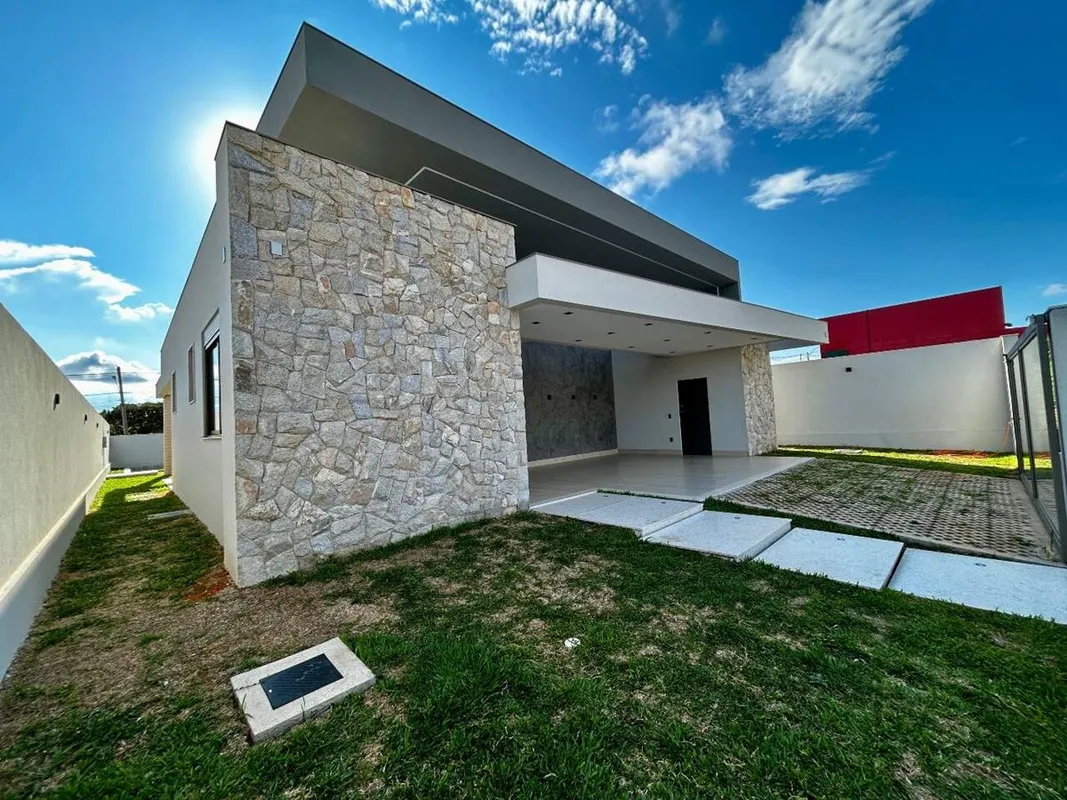 Casa de alto padrão, térrea, com sala ampla, pé-direito alto, cozinha com concei...