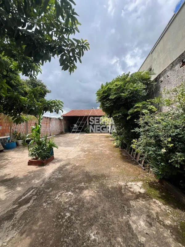 - Área total terreno: 400M²- Área construída: 230M² - Casa não tem laje- Sala- 0...