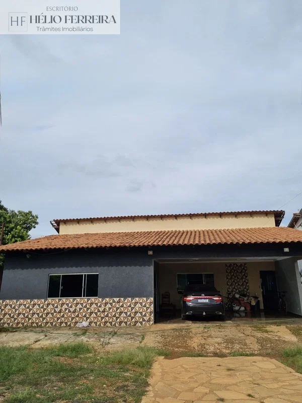 Linda casa na Avenida Rodobelo, em um ótimo condominio consolidado! Esta excelen...