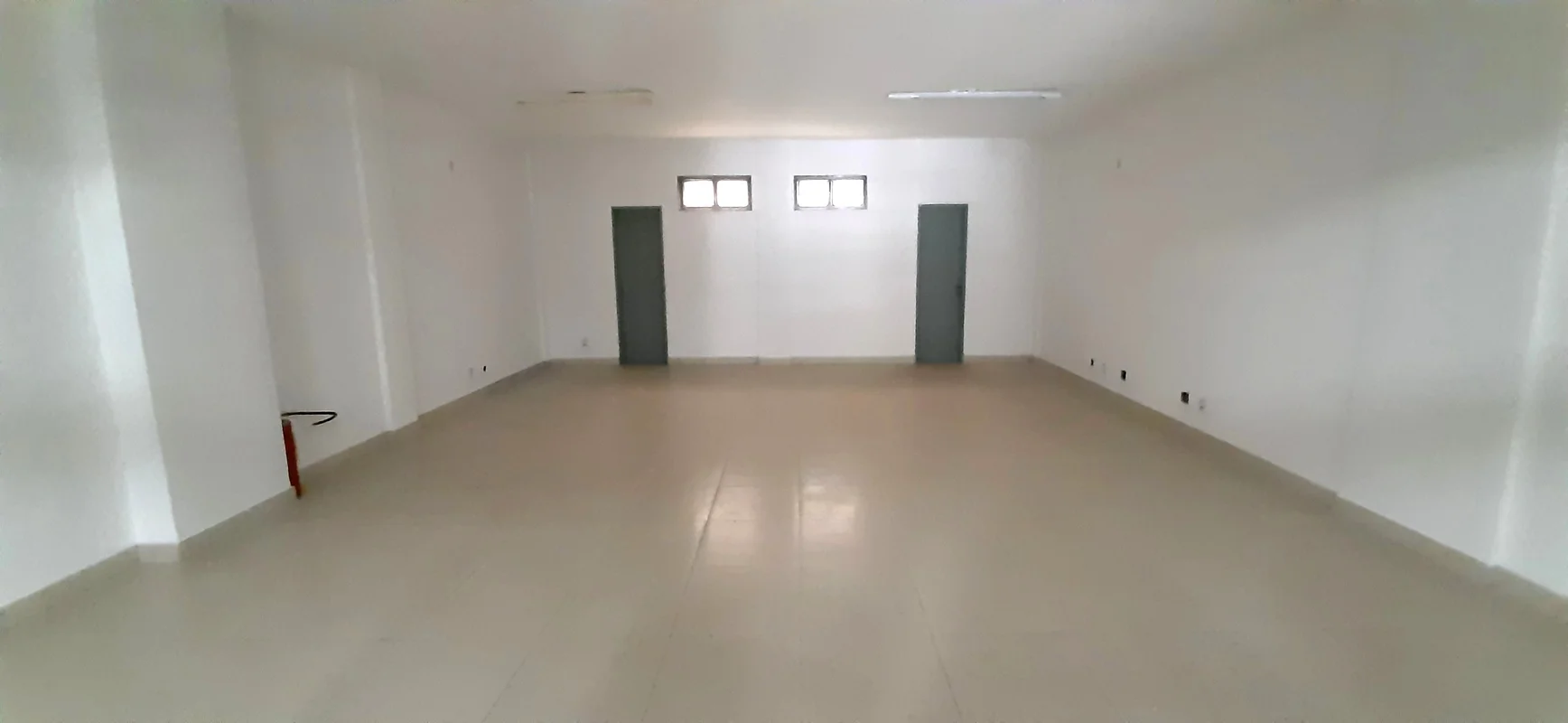 Excelente Loja comercial com 02 banheiros, com aproximadamente 60m², piso em cer...