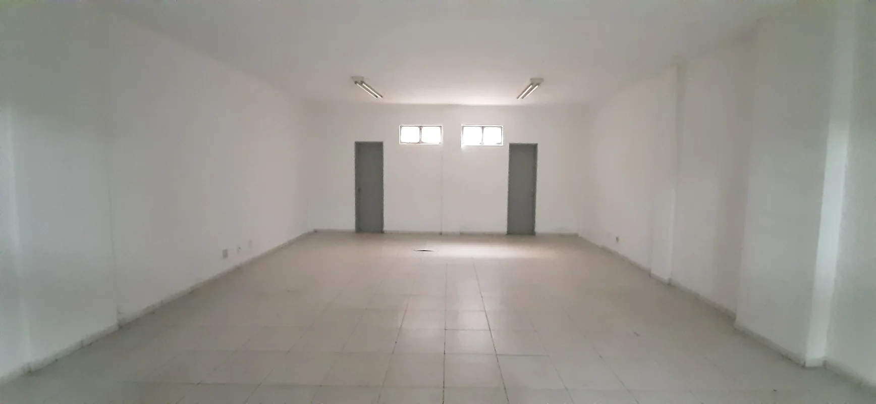Excelente Loja comercial com 02 banheiros, com aproximadamente 60m², piso em cer...