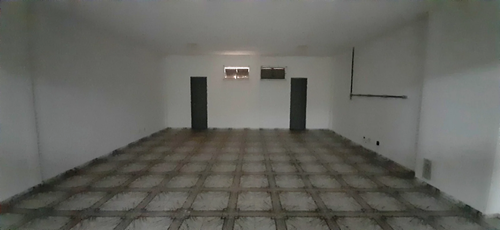 Loja comercial com 02 banheiros, com aproximadamente 60m², piso em cerâmica. Den...