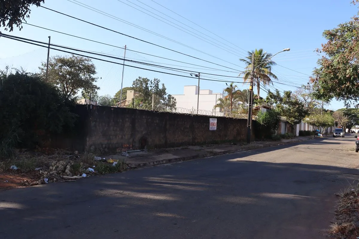 Area de 1260 m², composta por três lotes de 420m² cada, valor total R$ 1.350.000...
