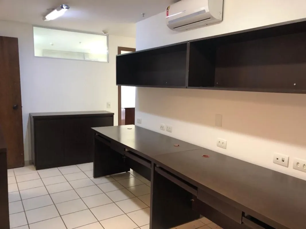 Excelentes salas, nascente, com armários, ar- condicionado.Dividida em três sala...