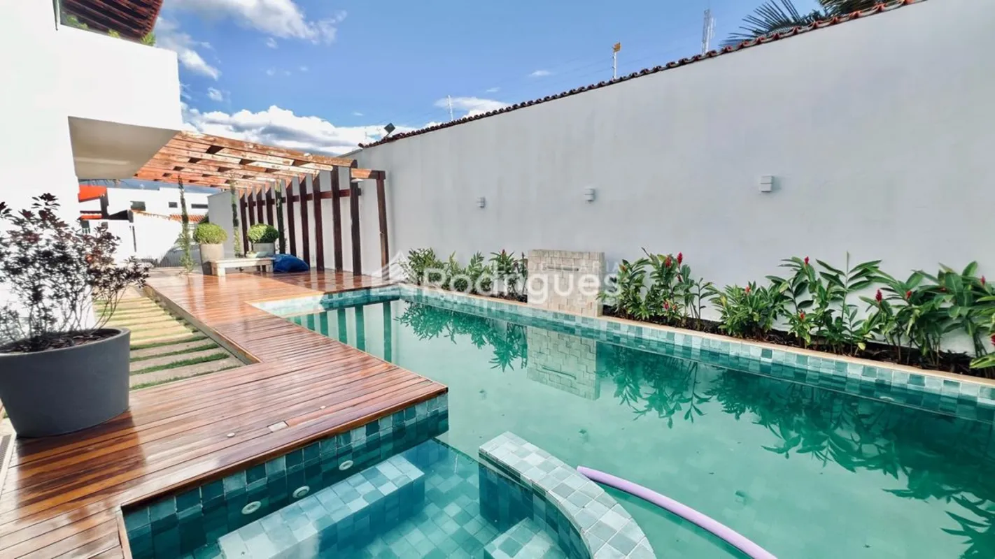 Rodrigues Imobiliária VENDE CASA em condomínio excelente e tranquilo na Rua 12 d...