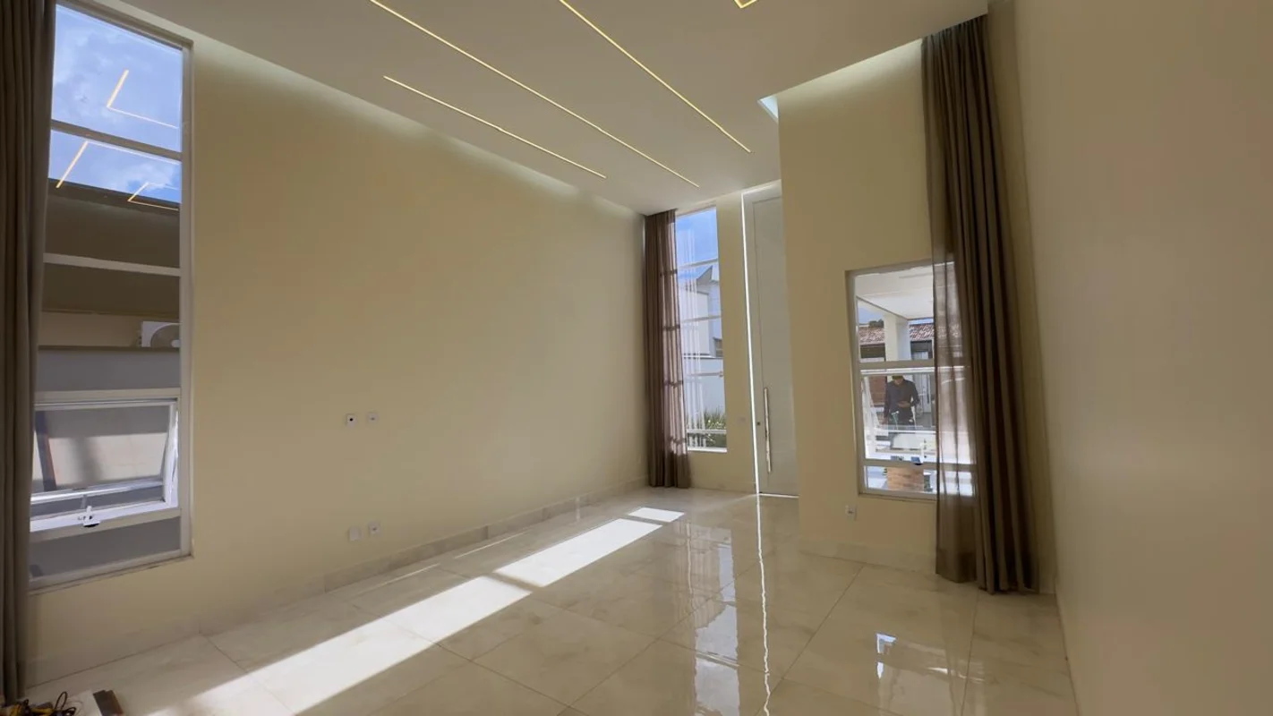 CASA DOS SONHOS À VENDA – RUA 12/10, CONDOMÍNIO VAZADO!Se você busca conforto, s...