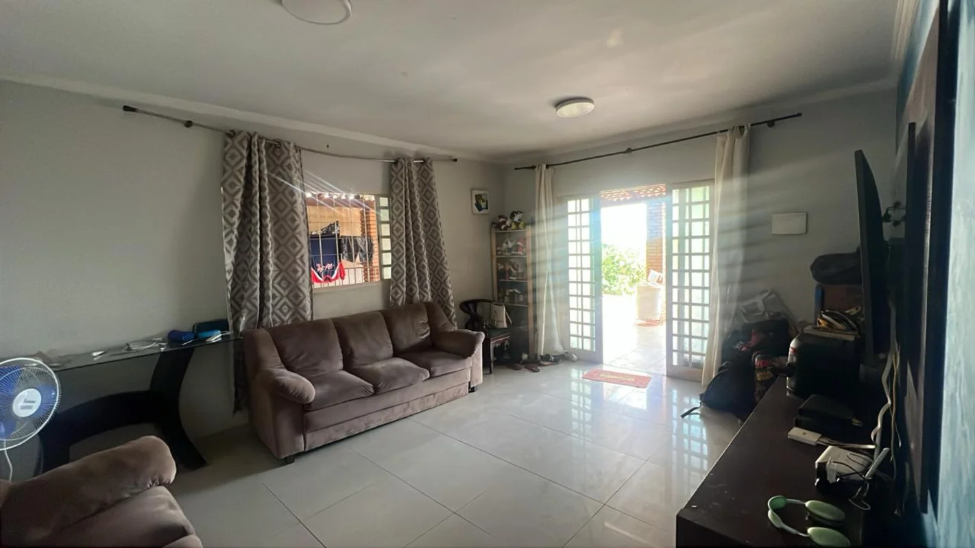 Descubra o conforto de morar em uma casa elegante e espaçosa no coração do Guara...