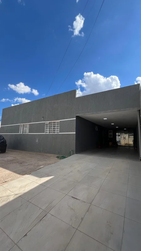Aproveite a oportunidade de morar em uma casa espaçosa e bem localizada na Quadr...