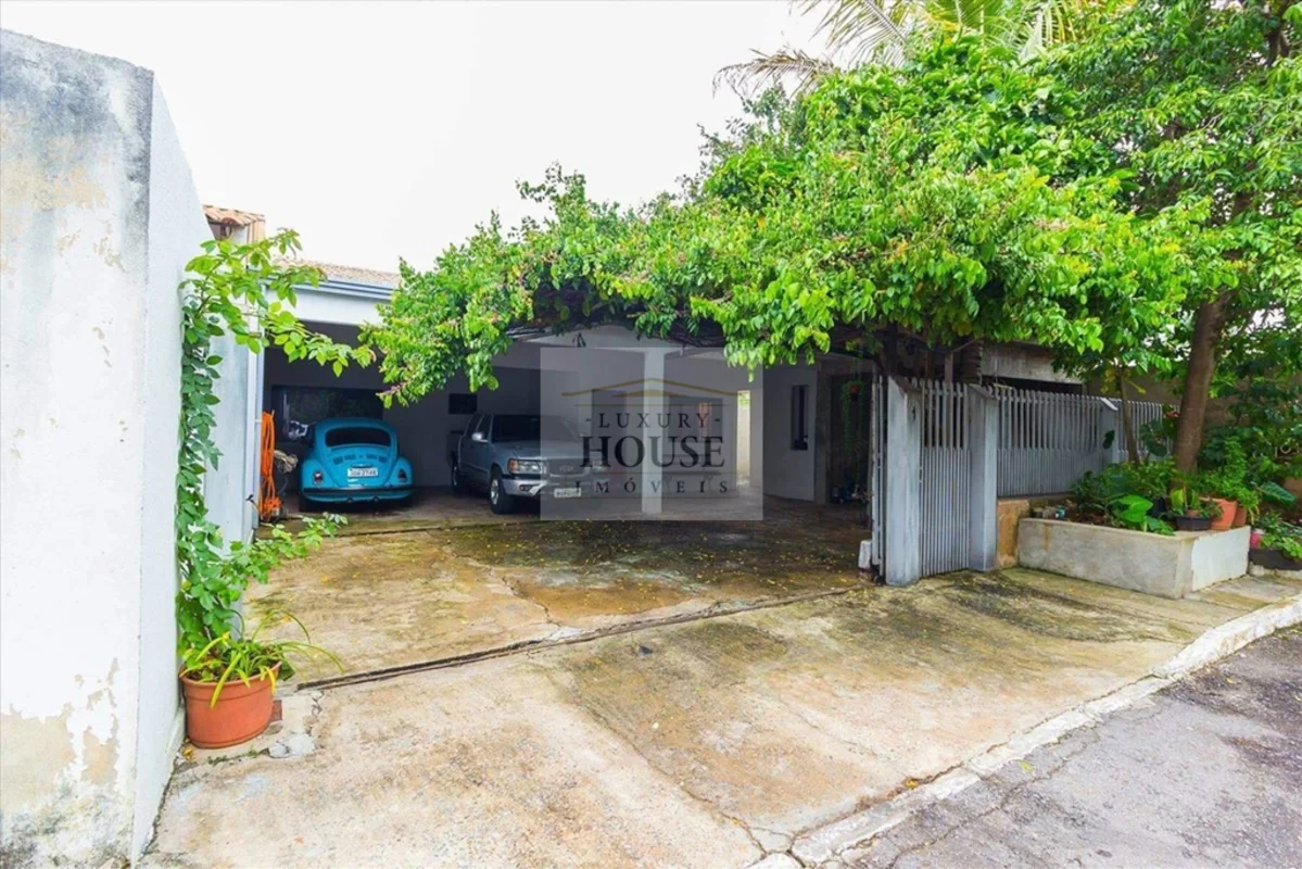 Descubra esta charmosa casa à venda na Rodovia DF 001, Região dos Lagos, Sobradi...