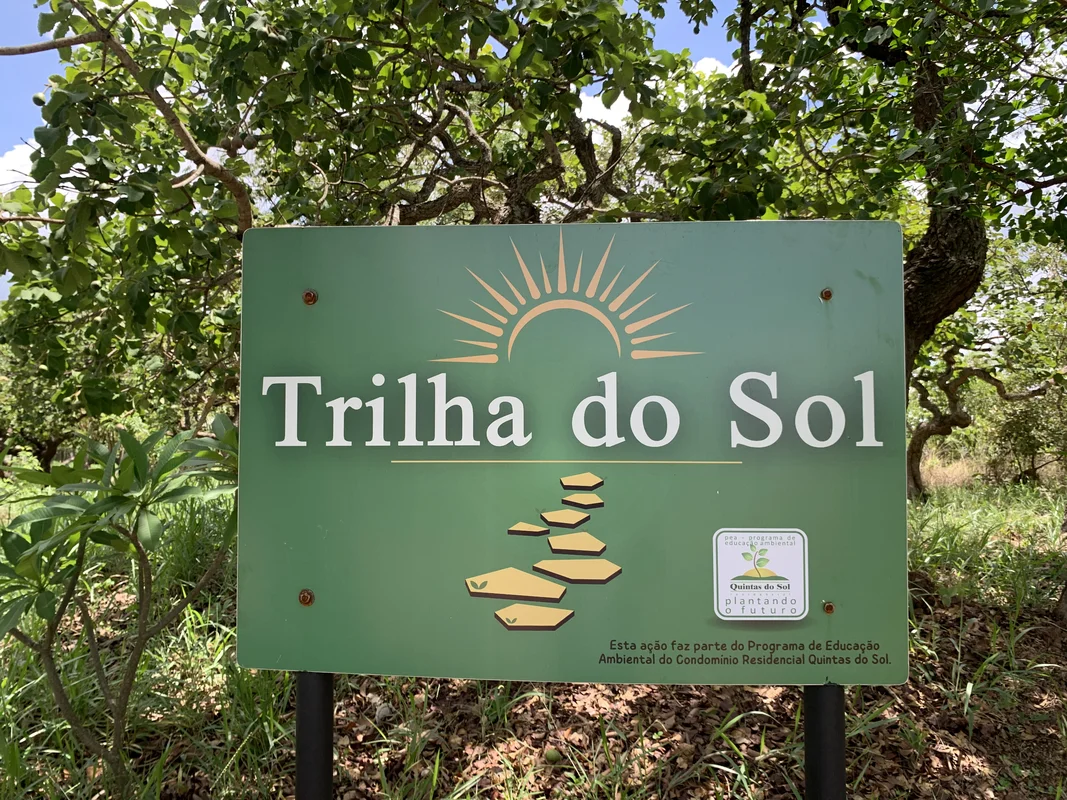 Lote residencial de 600m² à venda no Condomínio Quintas do Sol, localizado na Qu...