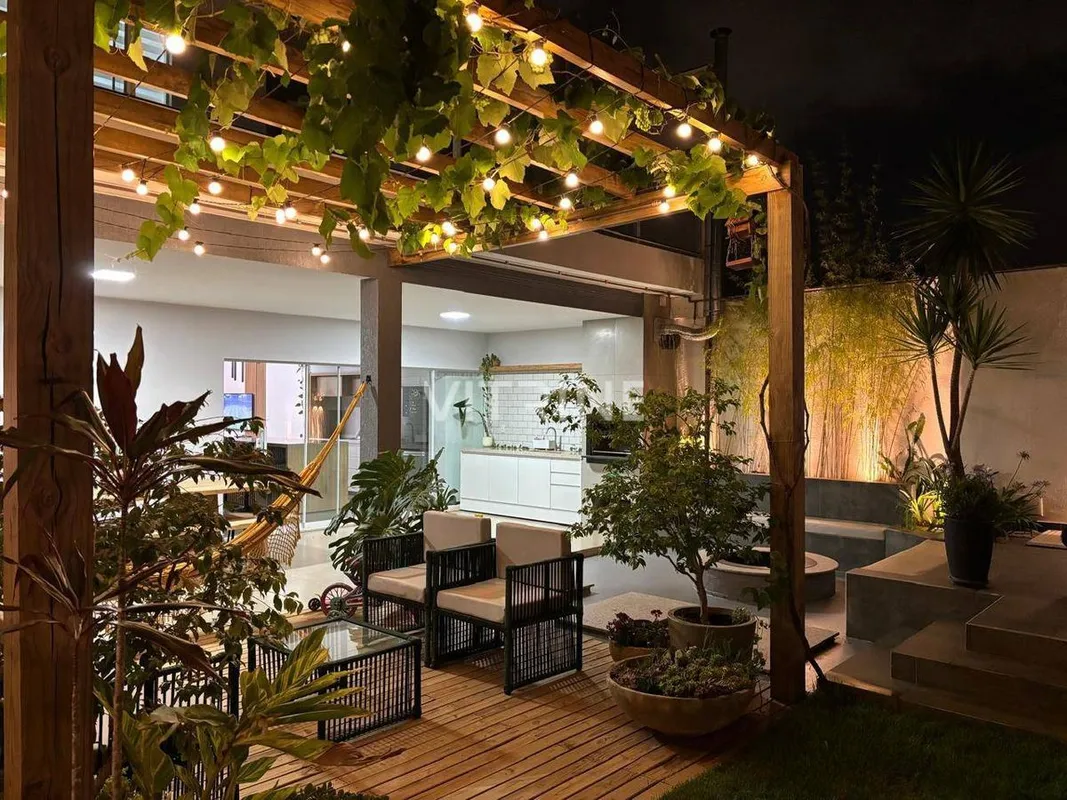 Linda casa de 2 andares (258m2) na Ponte Alta NortePadrão internacional com fach...