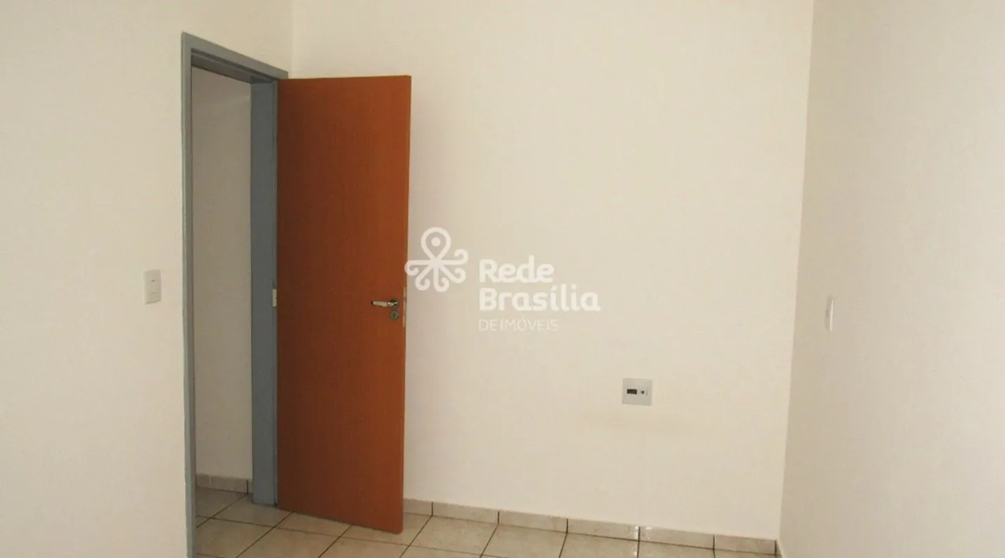 Apartamento composto por sala, 01 quarto, cozinha e banheiro.Prédio localizado f...