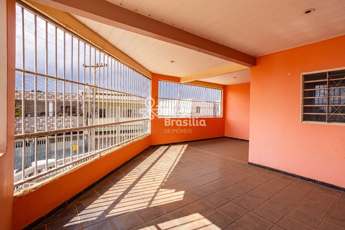 QR 401 Conjunto 2 | Casa 4 Quartos sendo 3 Suítes com 2 vagas de Garagem Coberta...