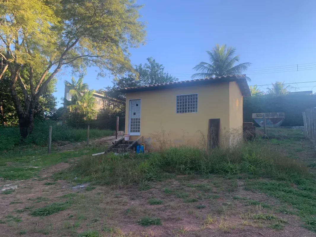  Lote de 600m2, escriturado e registrado, com 01 edificação tendo quarto e banhe...
