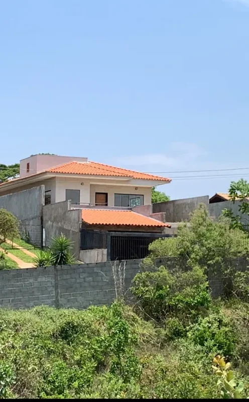 Casa nova, com area de 220m2 , térrea, sendo sala, cozinha americana, 03 suítes,...
