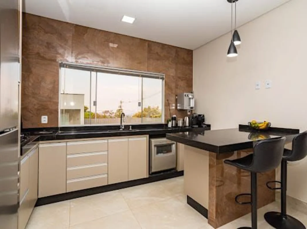 Lote raro de 690 m² no Estância Quintas da Alvorada.Casa com 120 m², três quarto...