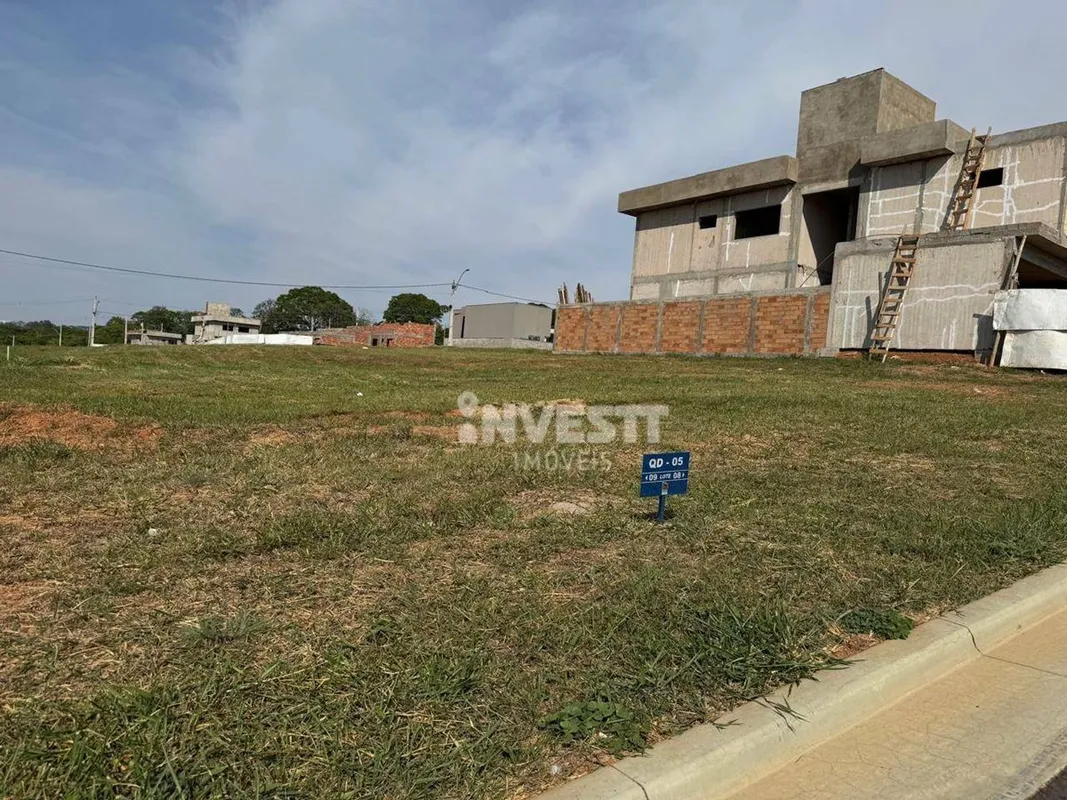 LOCALIZAÇÃO:Em localização, privilegiada, no polo industrial de Aparecida de Goi...