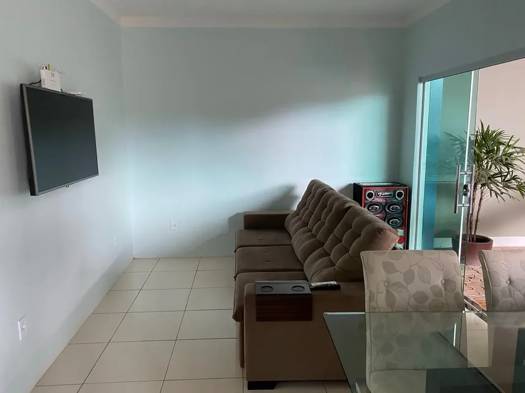 JDM IMOBILIÁRIA VENDE:Lote estruturado, com casa recuada, com 80 m², para a exec...