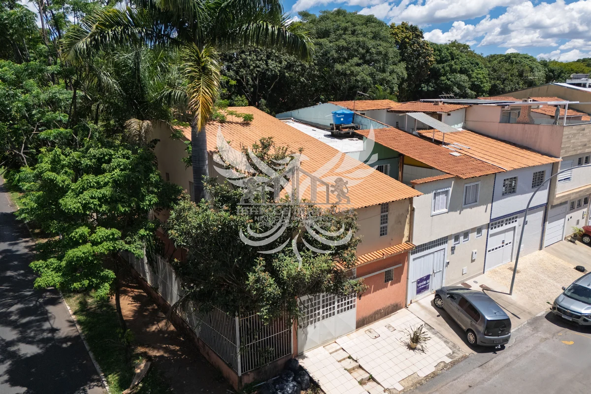 Casa de de 2 pavimentos, esquina.Térreo : 1 garagem na frente, cozinha, área de ...