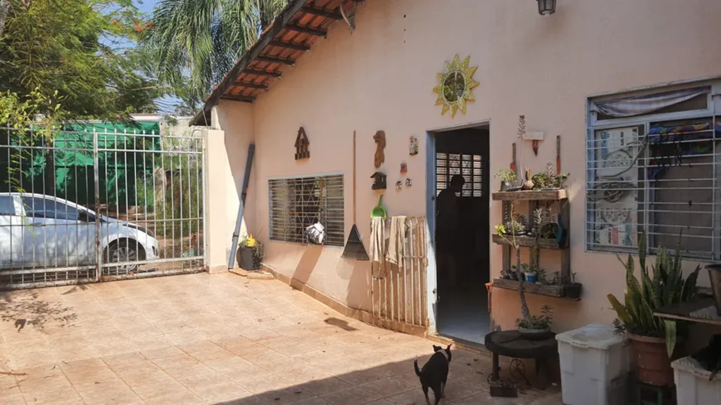A casa no bairro Setor Sul possui 190 metros quadrados com 4 quartos sendo 1 suí...