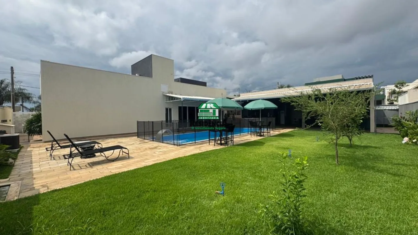 Casa no Grand Trianon- Área total 456m²- Área construída 200m²- 03 suítes mobili...